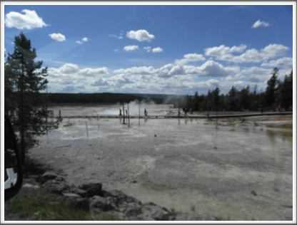 YELLOWSTONE NATIONAL PARK: boardwalk over the boiling and steaming land